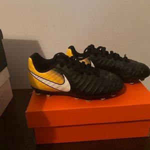 Soccer shoes